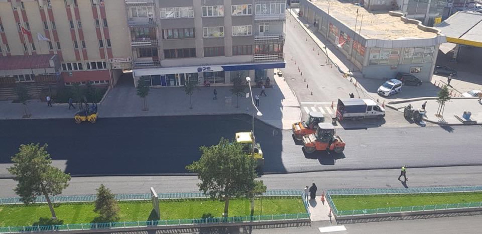Cadde asfalt silindir çalışması