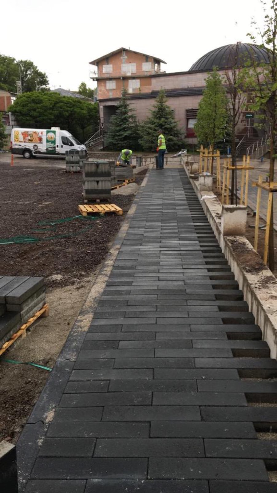 Parke taşı yürüyüş yolu