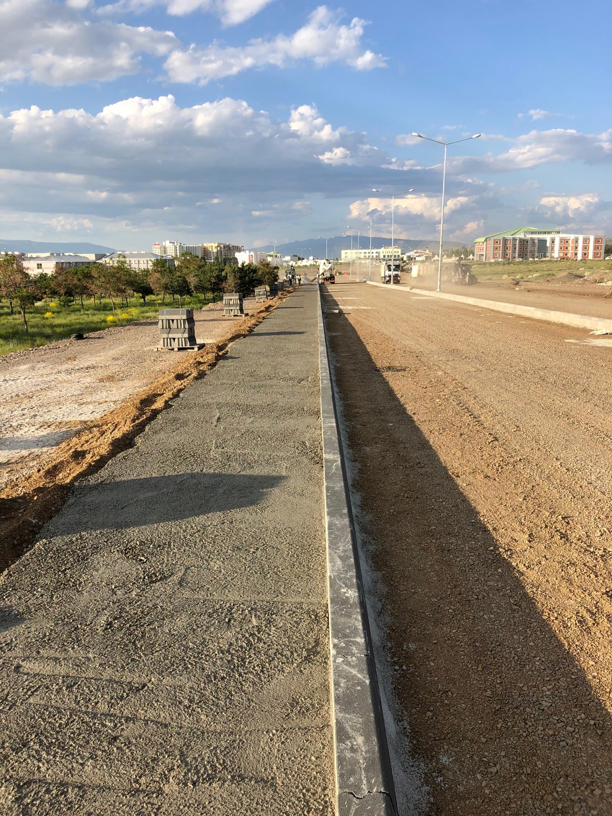 Yol kenarı bordür ve altyapı hazırlığı