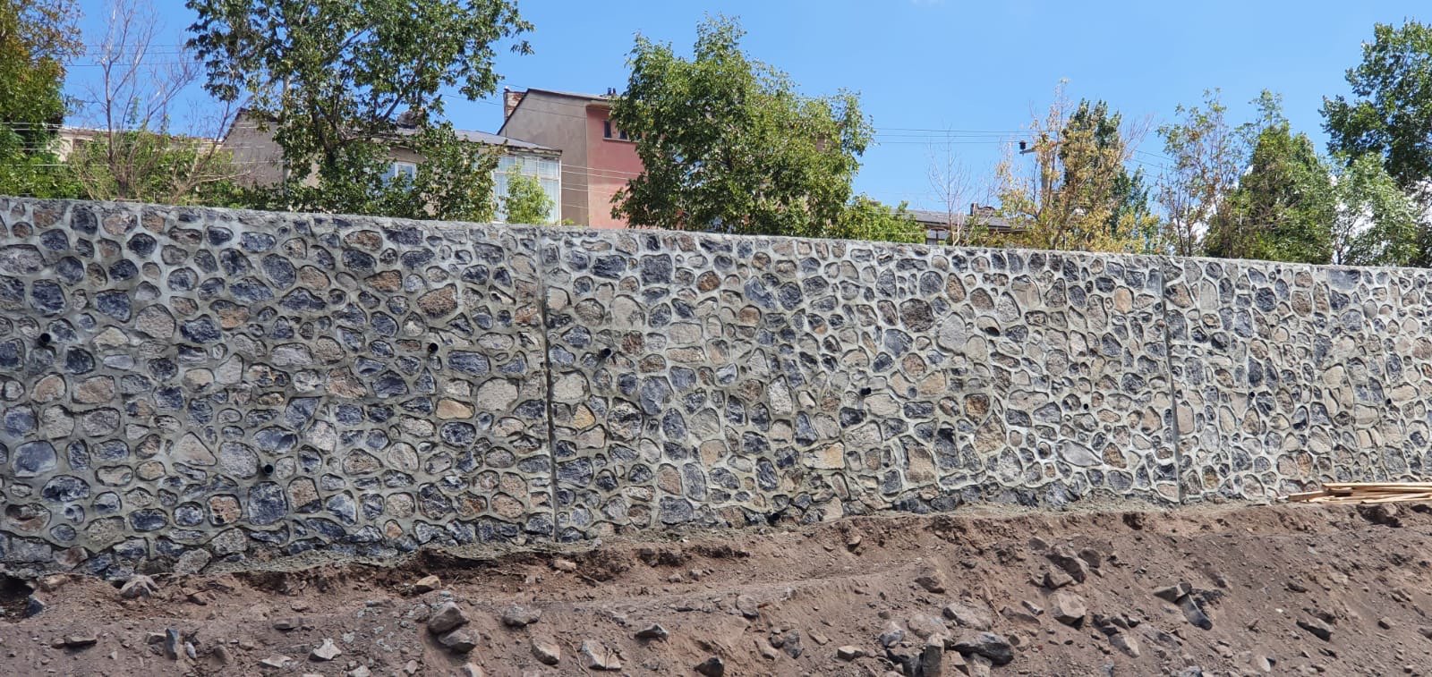 Taş kaplama istinat duvarı